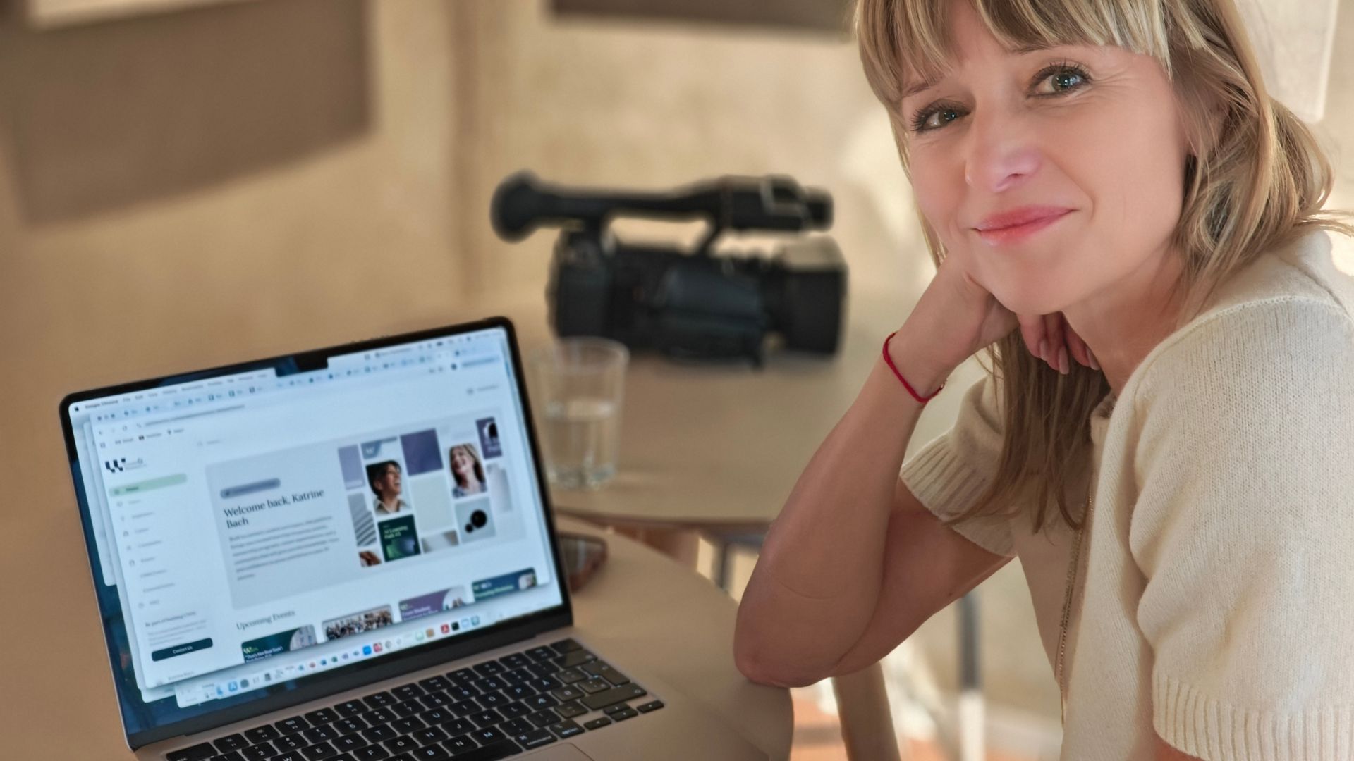 Katrine Bach viser (stolt) den nye CWAI-platform frem